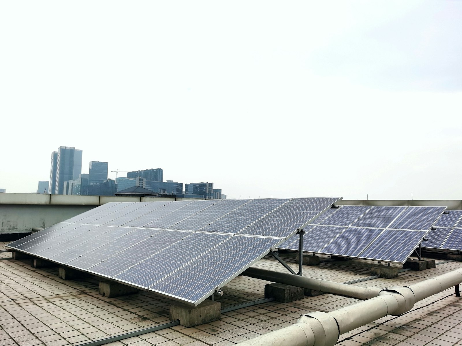 Painéis solares em telhado de empresa